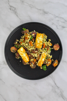 Orzo, halloumi & chorizo salad bowl