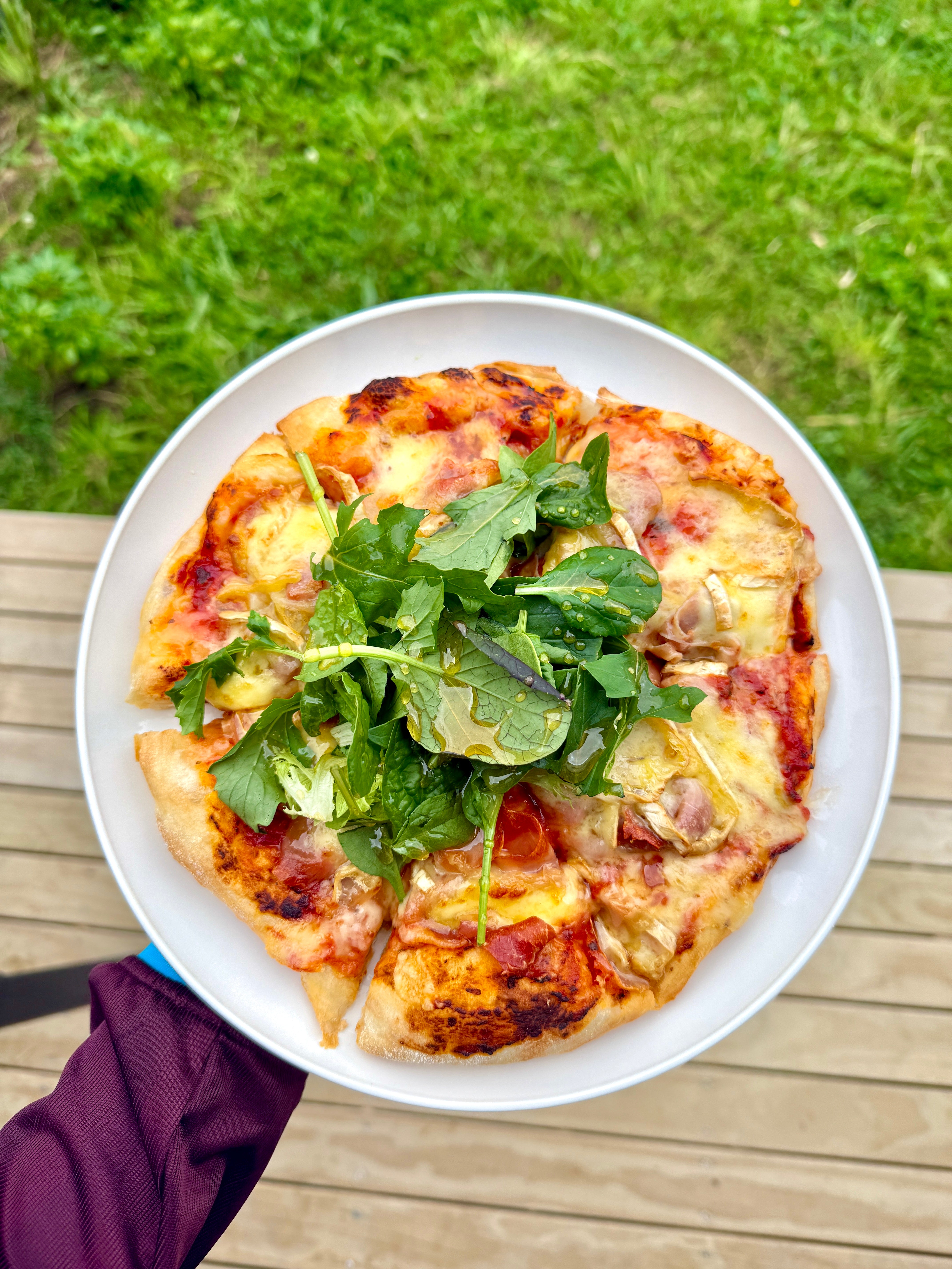 Brie & prosciutto pizza